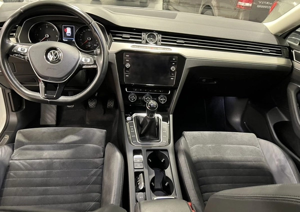 Volkswagen Passat cena 69900 przebieg: 217000, rok produkcji 2017 z Tychowo małe 172